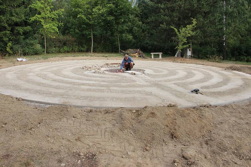 Na Růžovém paloučku dokončují 12metrový labyrint, který odkazuje na odchod Jana Amose Komenského.