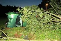 Řidič, vydatně posílený alkoholem, narazil ve Starém Rokytníku čelně do stromu.