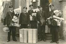 Zaměstnanci poštovního úřadu v Hostinném po osvobození v roce 1945. Zleva pánové: Fikr, Luštinec, Šanda, Potoček a Krtička.