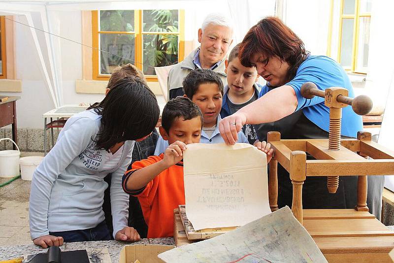 Výroba ručního papíru v Muzeu Podkrkonoší Trutnov připravilo sdružení Bezinky