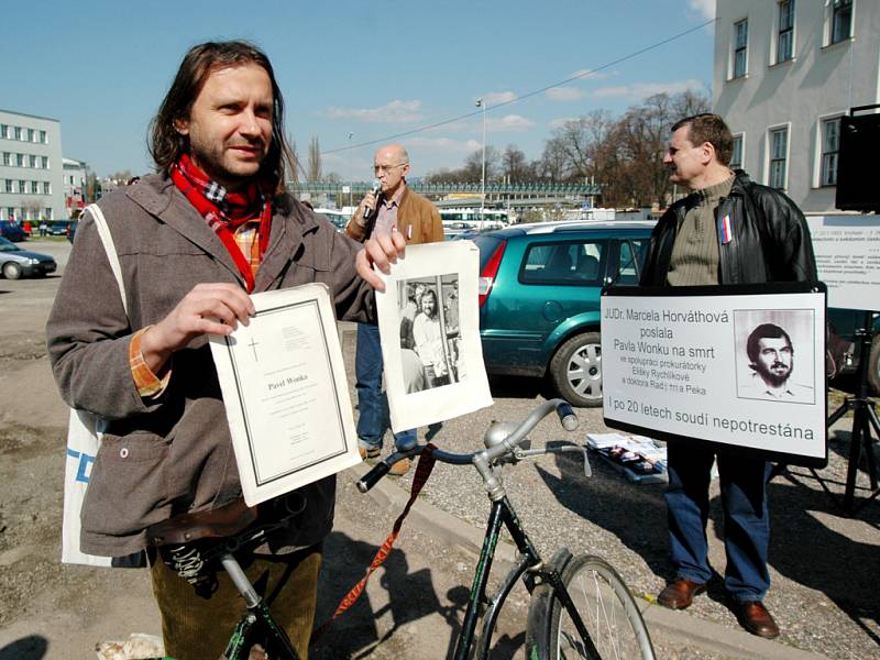 v minulosti proběhla demonstrace k dvacátému výročí smrti Pavla Wonky