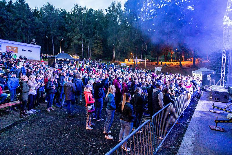 Koncert kapely Chinaski v Trutnově na Bojišti.