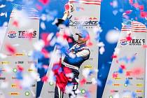 Rodák ze Dvora Králové nad Labem Martin Šonka slaví s trofejí pro světového šampiona v seriálu Red Bull Air Race.
