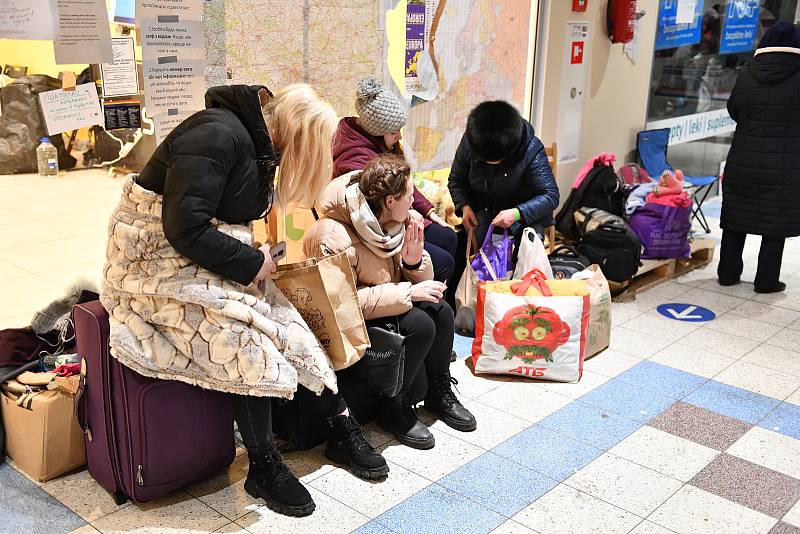 Situace v uprchlickém táboře v polském městě Przemyśl u hranic s Ukrajinou, kudy se denně valí stovky lidí utíkajících před válkou.