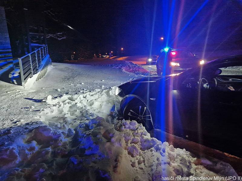 Ve Špindlerově Mlýně blízko lyžařského areálu Svatý Petr zapadlo do sněhu auto na letních pneumatikách.