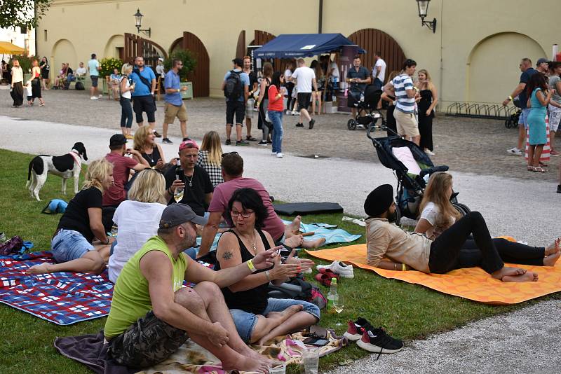 Letošní ročník Vinobraní na Kuksu byl jiný než ty předchozí. Víno neteklo po kaskádovém schodišti, stánky byly rozdělené do čtyř sektorů.