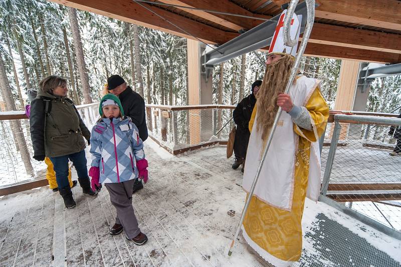 Sváteční Stezka korunami stromů Krkonoše s Mikulášem.