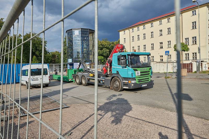 Kvůli rekonstrukci pěší zóny v Horské ulici v Trutnově je od pondělí až do května příštího roku uzavřené malé parkoviště vedle autobusového nádraží.