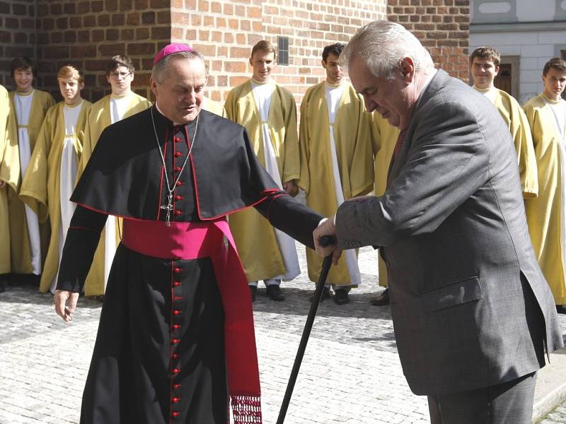 Prezident navštívil katedrálu svatého Ducha na Velkém náměstí, kde položil květiny k památníku arcibiskupa Karla Otčenáška a zapsal se do pamětní knihy. Doprovázel ho hradecký biskup Jan Vokál.