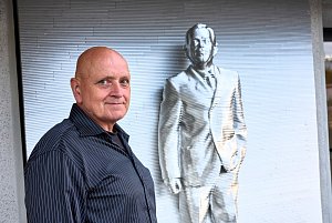 Akademický sochař Michal Gabriel při odhalení sochy Václava Havla na fasádě trutnovského kina Vesmír