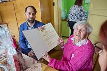 Občanka Trutnova Anna Kameníková, která žije na Kryblici, oslavila ve čtvrtek 9. února 100. narozeniny. K životnímu jubileu jí přišel pogratulovat také starosta Trutnova Michal Rosa.