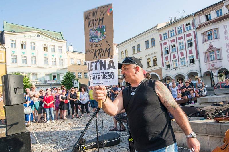 Z trutnovské demonstrace proti Babišovi.