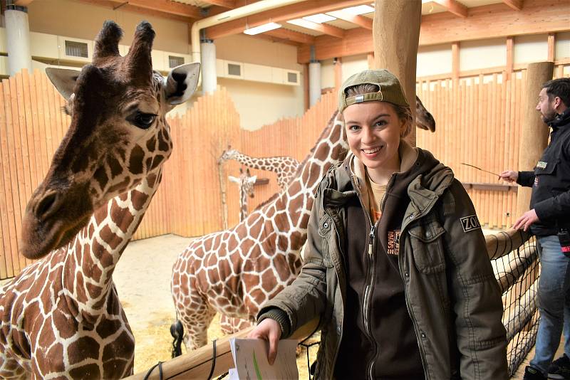 Hlavní role v seriálu ZOO patří osmnáctileté herečce Michaele Pecháčkové, v březnu natáčela také v pavilonu žiraf.