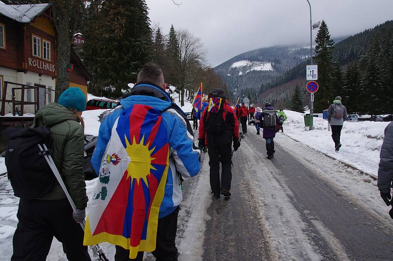 S vlajkou Tibetu šli na Sněžku.