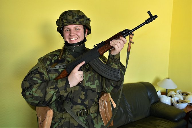 Eliška Holečková z Radče je členkou aktivní zálohy pěšího pluku Krajského vojenského velitelství v Hradci Králové.
