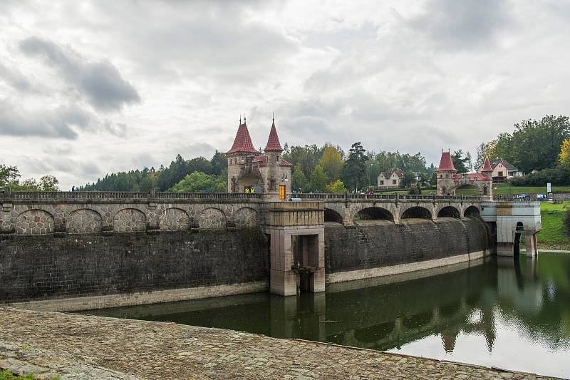 Přehrada Les Království letos slaví 100 let. Den otevřených dveří přilákal řadu zájemců.