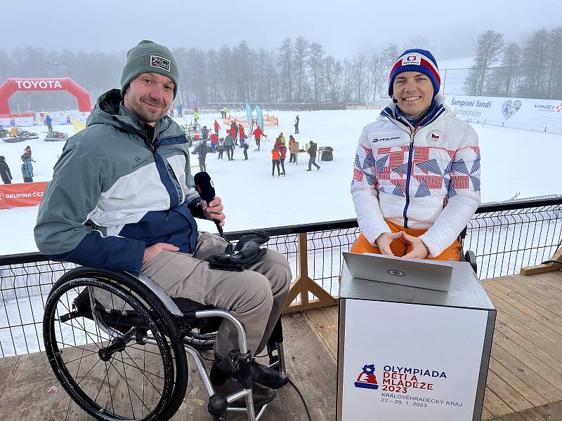 Do studia České televize dorazilo při Olympiádě dětí a mládeže několik významných hostů. Tomáš Budka v něm uvítal také Zbyňka Sýkoru, předsedu Českého paralympijského výboru.