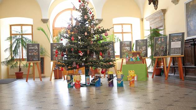 Městský úřad ve Vrchlabí zdobí vánoční strom.