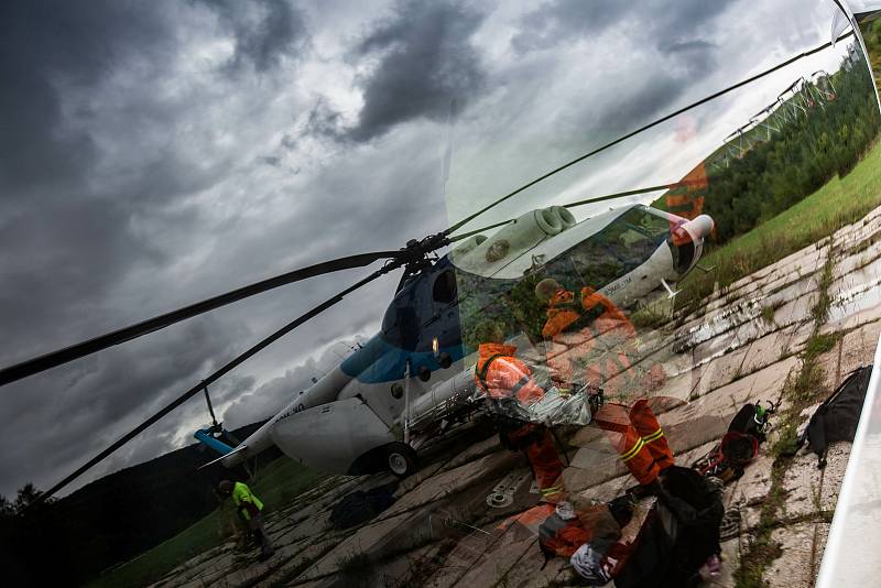 Vrtulník usazoval v pondělí odpoledne konstrukci rozhledny na vrch Žaltman v Jestřebích horách u Malých Svatoňovic.