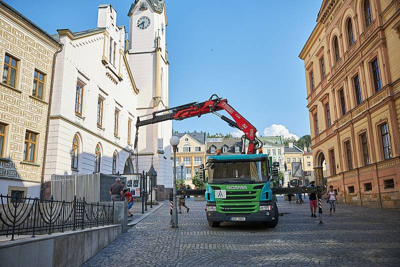 První část rekonstrukce pěší zóny v historickém jádru Trutnova se odehrává v úseku od Krakonošova náměstí po Svatojanské náměstí.