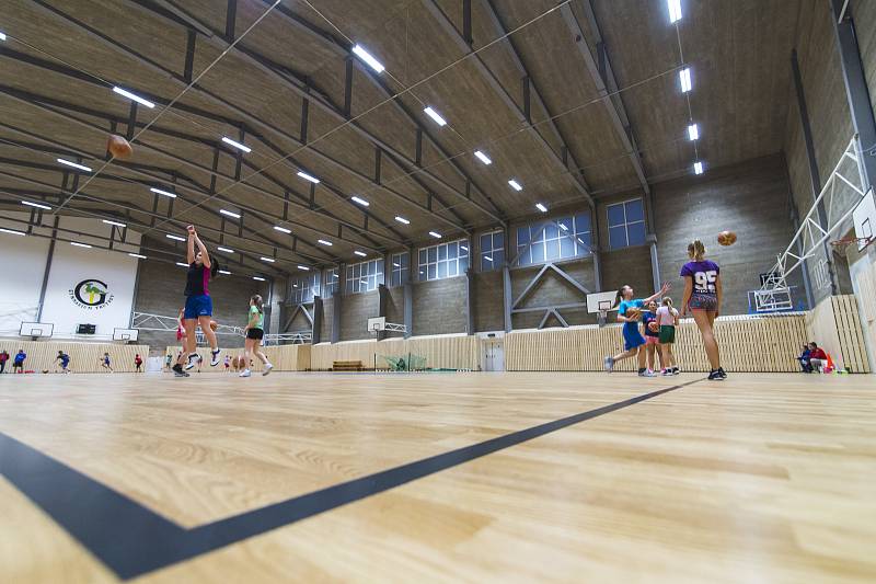 Sportovní hala trutnovského gymnázia je po sedmi měsících oprav od tohoto týdne v provozu.