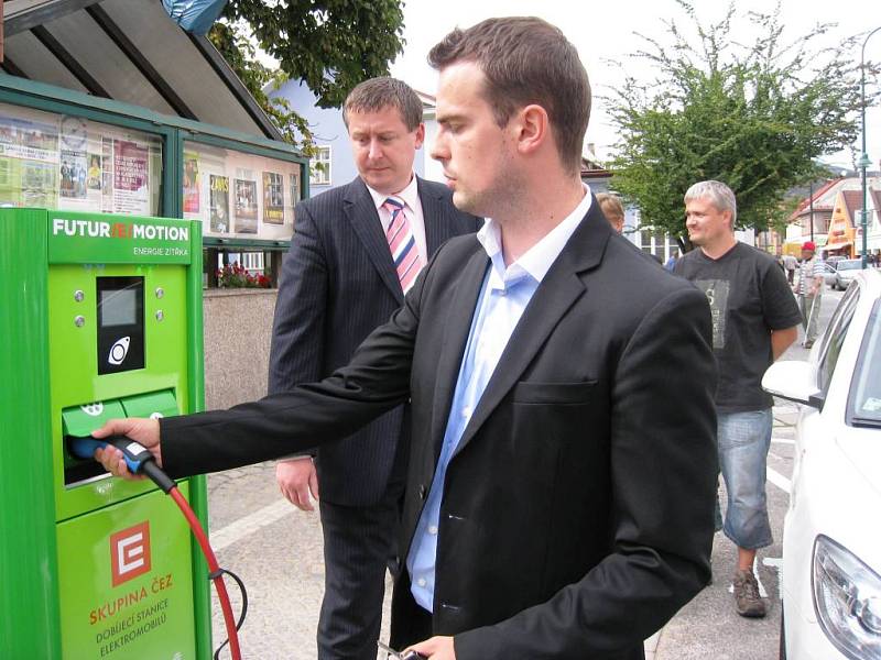 NOVÁ NABÍJECÍ STANICE pro elektromobily byla včera zprovozněna na Náměstí Míru ve Vrchlabí.