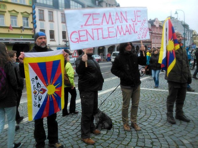 Tibetská vlajka mezi účastníky setkání