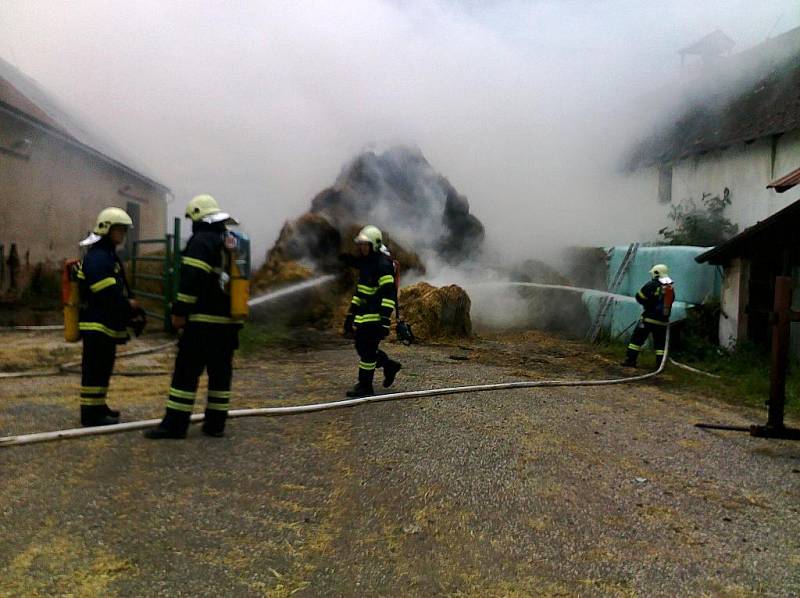 V Troskovicích hořely balíky slámy, vznikla škoda za 200 tisíc