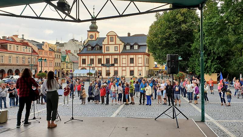 Transparenty oživily středeční setkání iniciativy Milion chvilek pro demokracii ve Vrchlabí.