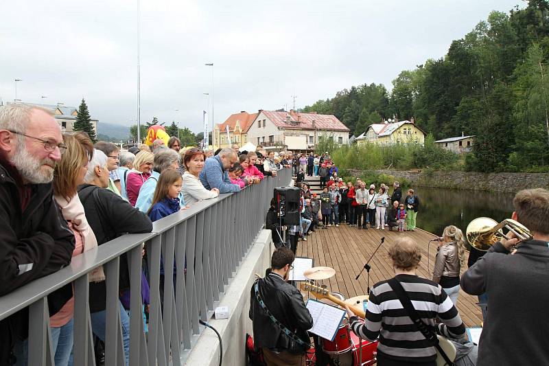 Slavnostní otevření. Starosta Vrchlabí Jan Sobotka, společně s místostarosty Alfredem Plašilem a Michalem Vávrou, oficiálně pokřtil Nábřeží Marie Kubátové.