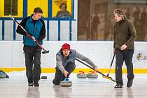 Na zimním stadionu v Trutnově se hrál v sobotu Krkonošský pohár v curlingu.