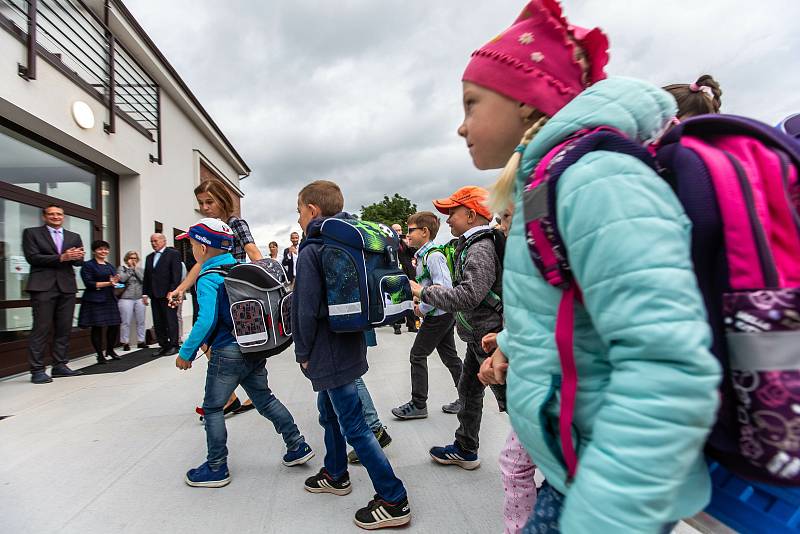 První školní den vykročili žáci v Bílé Třemešné do nové budovy. Její výstavba stála 85 milionů korun.