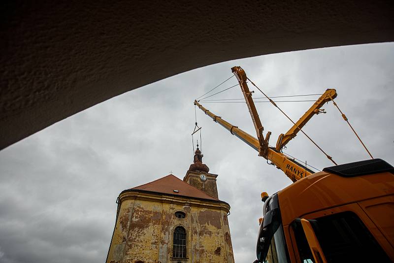 Mohutný jeřáb sundal v pátek v Pilníkově poškozenou kopuli z věže kostela Nejsvětější trojice v Pilníkově.