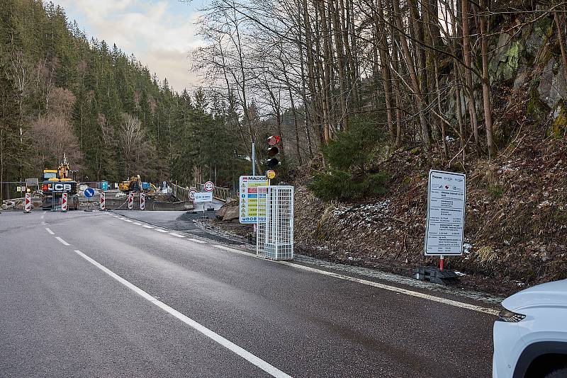 Královéhradecký kraj bourá tři mosty v Temném Dole ve východních Krkonoších na silnici mezi Horním Maršovem a Pecí pod Sněžkou, postaví místo nich nové.