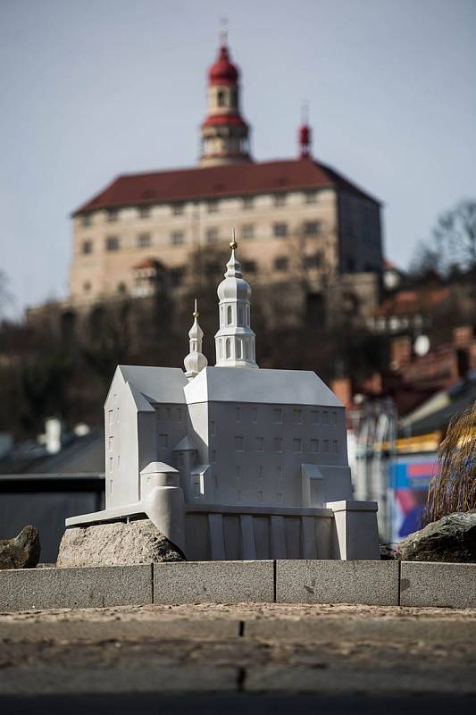 Kruhový objezd v Náchodě u Čedoku zdobí od března 2018 3D model náchodského zámku.