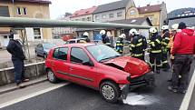 Řidič s autem v Úpici narazil do sloupu osvětlení