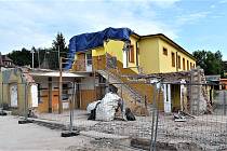 Budovu B Střední školy hotelnictví, řemesel a gastronomie v Trutnově ve Volanovské ulici s restaurací Junior zbourali v srpnu stavbaři.