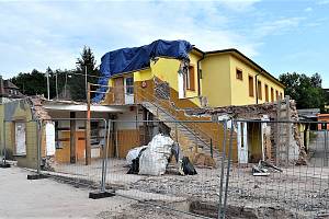 Budovu B Střední školy hotelnictví, řemesel a gastronomie v Trutnově ve Volanovské ulici s restaurací Junior zbourali v srpnu stavbaři.