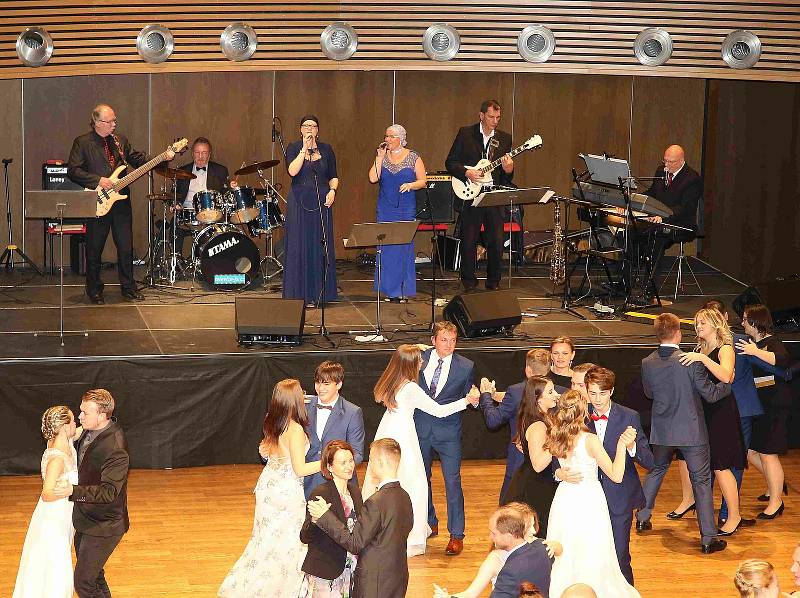 Kapela Diskant při nedělním věnečku Taneční školy manželů Francových v trutnovském Uffu.