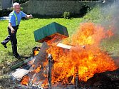 VČELSTVA NAKAŽENÁ MOREM je nutné spálit. Účinná léčba proti nebezpečné bakterii prakticky neexistuje. V plamenech končí také veškeré včelařské pomůcky.