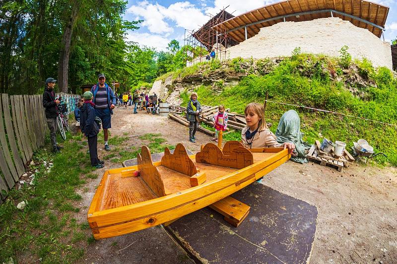 Lidé se přišli podívat na havlovický hrad Vízmburk při dni otevřených dveří.