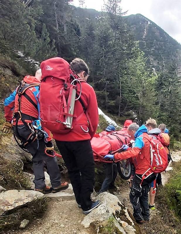 Muže, který spadl ze srázu na trase mezi Boudou Bílého Labe a Luční boudou, vyprostili záchranáři a transportovali do sanitky ve Špindlerově Mlýně.