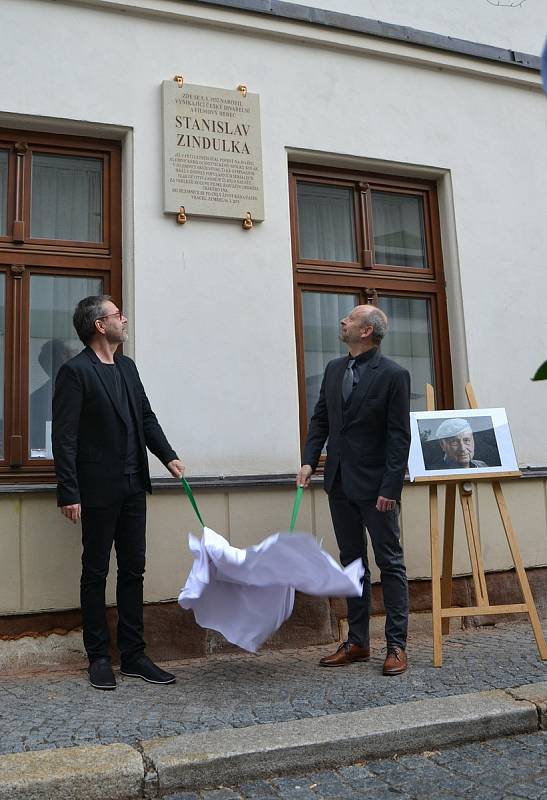 Slavnostní odhalení pamětní desky herci Stanislavu Zindulkovi. Sraz rodáků a přátel Jilemnice se konal po dlouhých 115 letech.