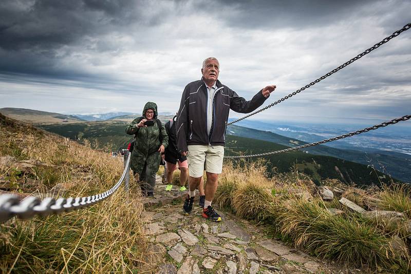 Jako každý rok i letos vystoupal bývalý prezident Václav Klaus na Sněžku při  Svatovavřinecké pouti. Její účastníci měli za doprovod silný déšť.