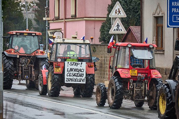VIDEO: Protest zemědělců. Čtyři desítky traktorů vyrazily z Trutnova do Královce