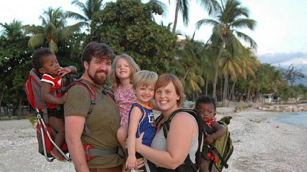 Manželé Shelley a Corrigan Clay z USA v minulosti pomáhali Jednotě bratrské v Turnově. Nyní působí na Haiti, odkud pocházejí jejich dvě adoptované děti, dvě jsou jejich vlastní.