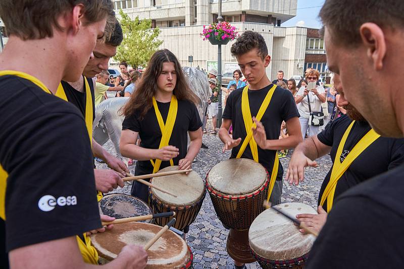 Z vernisáže trutnovského projektu Sochy ve městě.