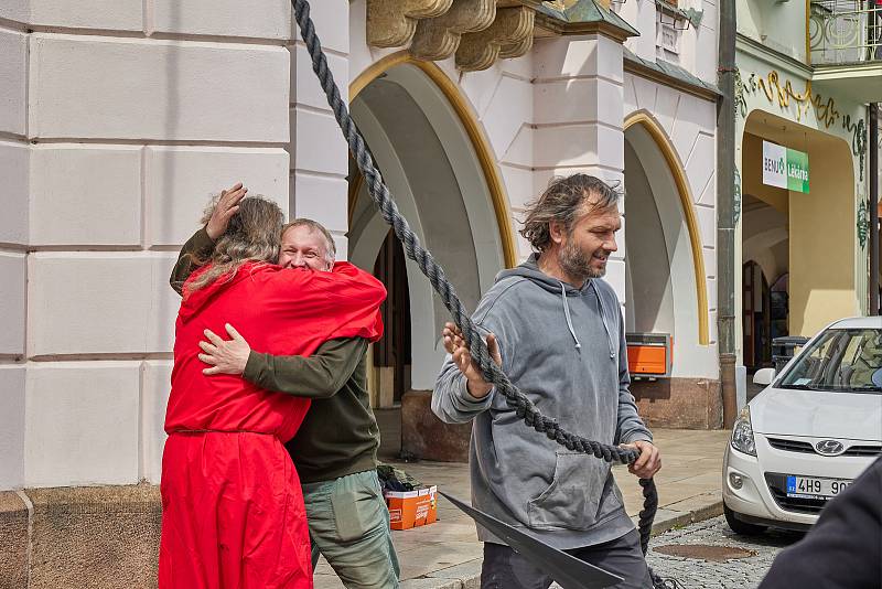 Trutnovský drak byl v sobotu vyzdvižen na věž Staré radnice na Krakonošově náměstí.