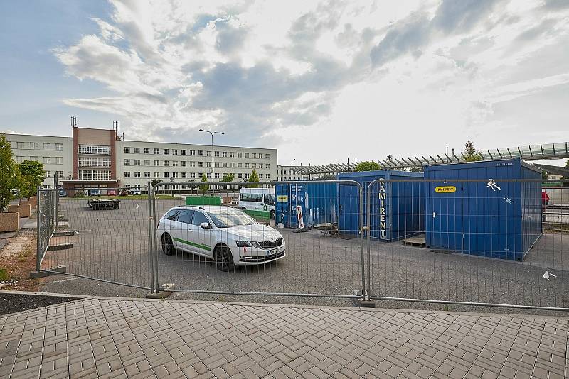 Kvůli rekonstrukci pěší zóny v Horské ulici v Trutnově je od pondělí až do května příštího roku uzavřené malé parkoviště vedle autobusového nádraží.