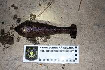 Několik desítek kilogramů trhaviny si nelegálně obstarala a přechovávala čtveřice mužů z Trutnovska a Liberecka. Policisté u nich objevili i rozbušky a starý minometný granát.